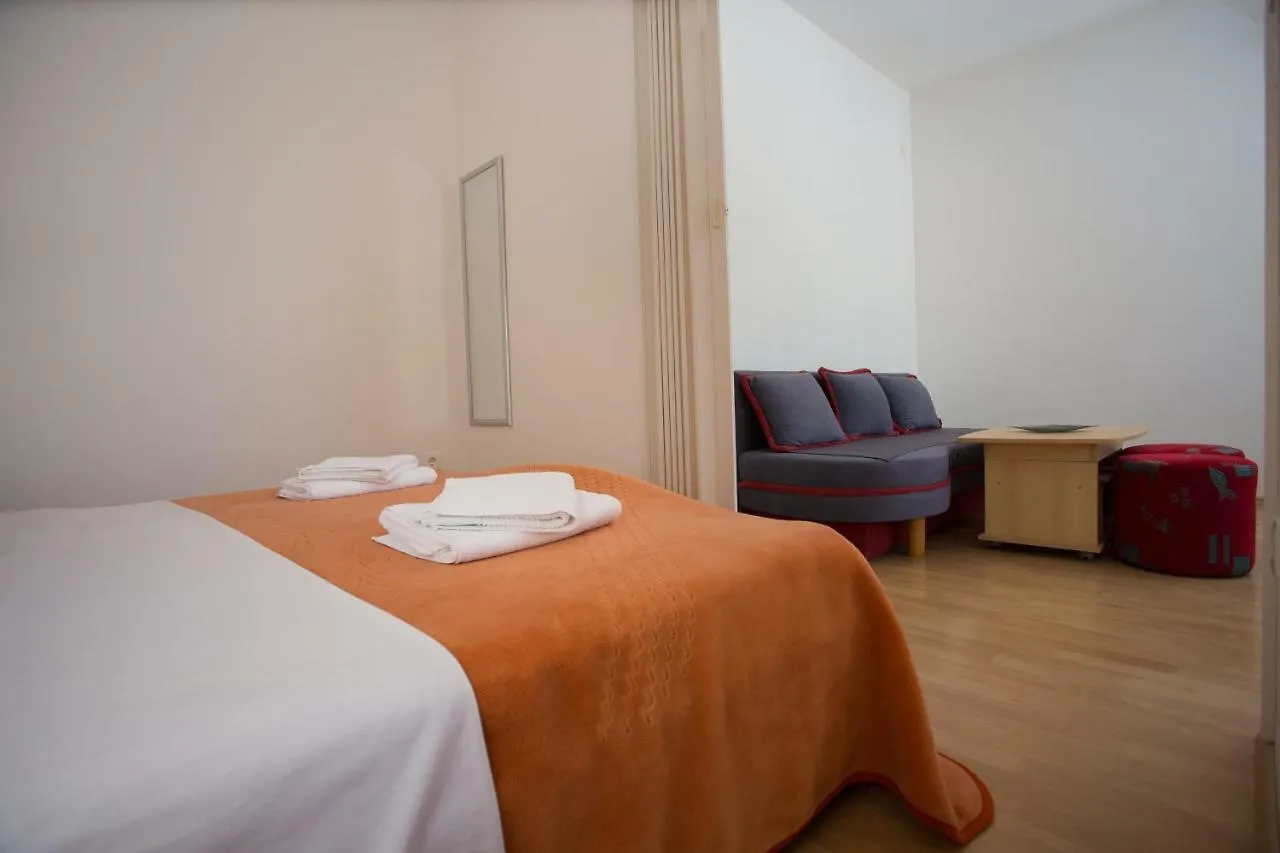 Beach Studio Apartment Tina Kastela