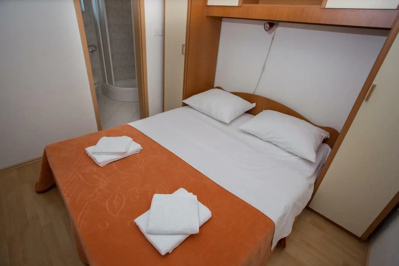Beach Studio Apartment Tina Kastela