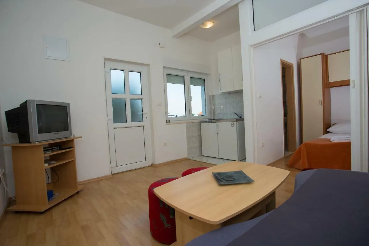 Beach Studio Apartment Tina Kastela