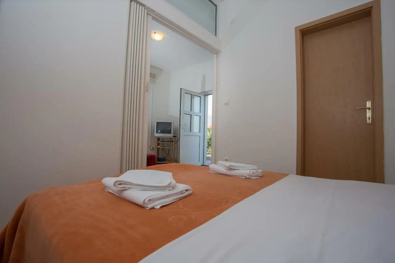 Beach Studio Apartment Tina Kastela